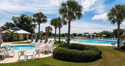 NÄKYMÄT NÄKYMÄT NÄKYMÄT! BEACHFRONT 4 Bdrm Etusivu.  Pvt Rantatie. Golfkärry!