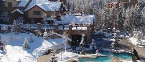 Una piscina techada, una piscina al aire libre