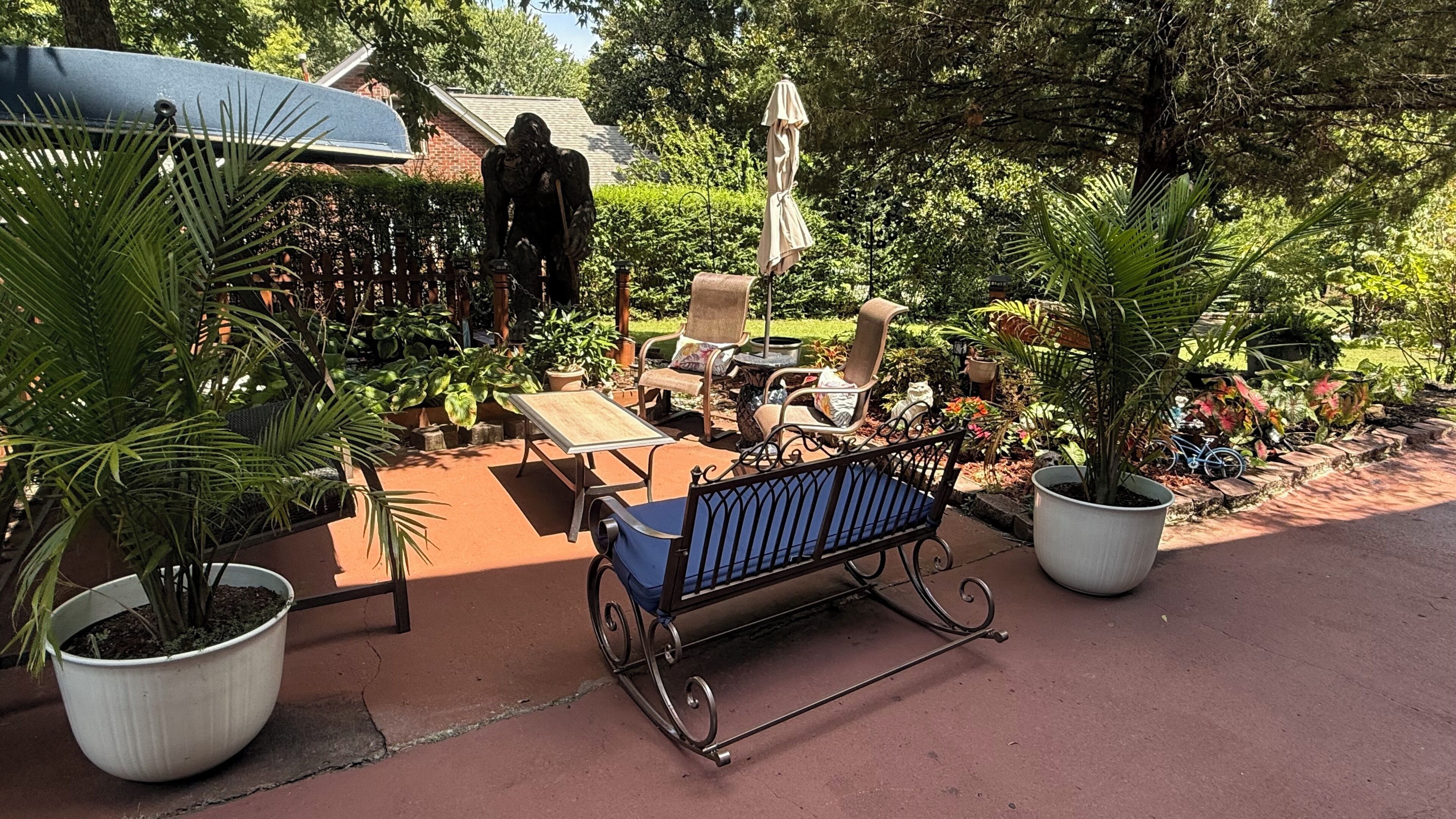 Un espace extérieur aménagé en terrasse, avec une table, des chaises et des plantes en pot.