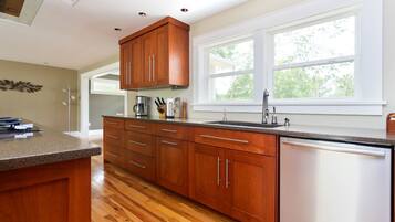 Coffee/tea maker, fridge, microwave, oven