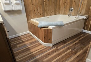 Ducha, bañera de hidromasaje, secador de pelo y toallas