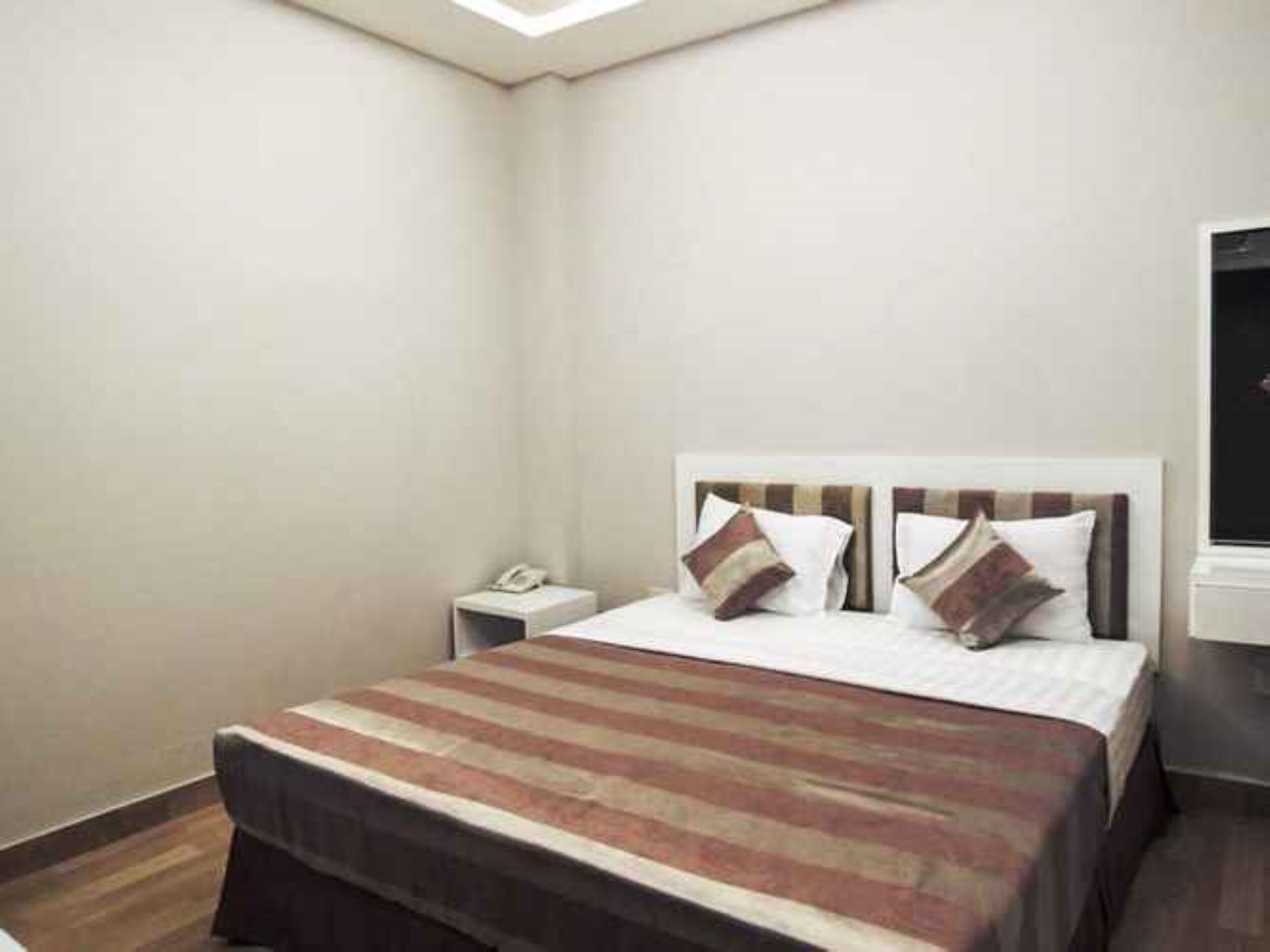standard double room | minibar, desk, iron/ironing board, free wifi