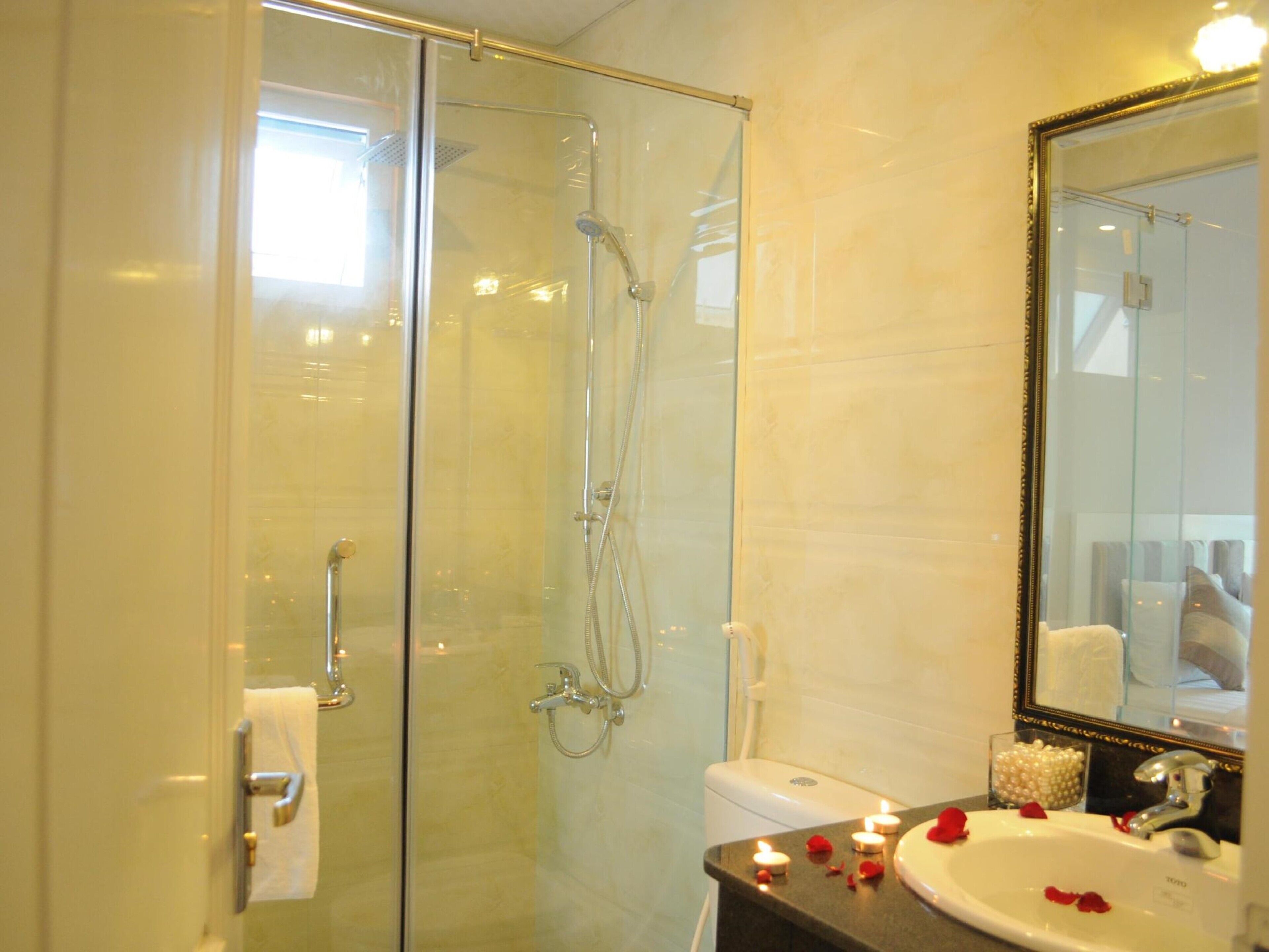 shower, free toiletries, hair dryer, slippers