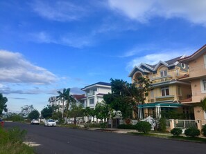 Vista frontal de la propiedad