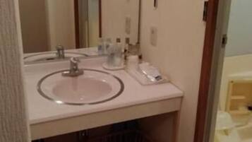 Combined shower/bathtub, deep-soaking bathtub, free toiletries