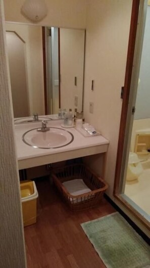 Combined shower/bathtub, deep-soaking bathtub, free toiletries - Hotel Kegon - Adults Only (Nagasaki)