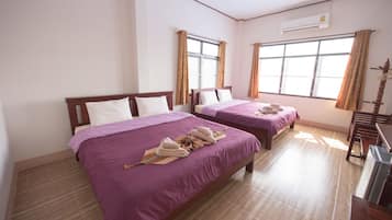 Family Room, Patio, Mountain View | Room amenity