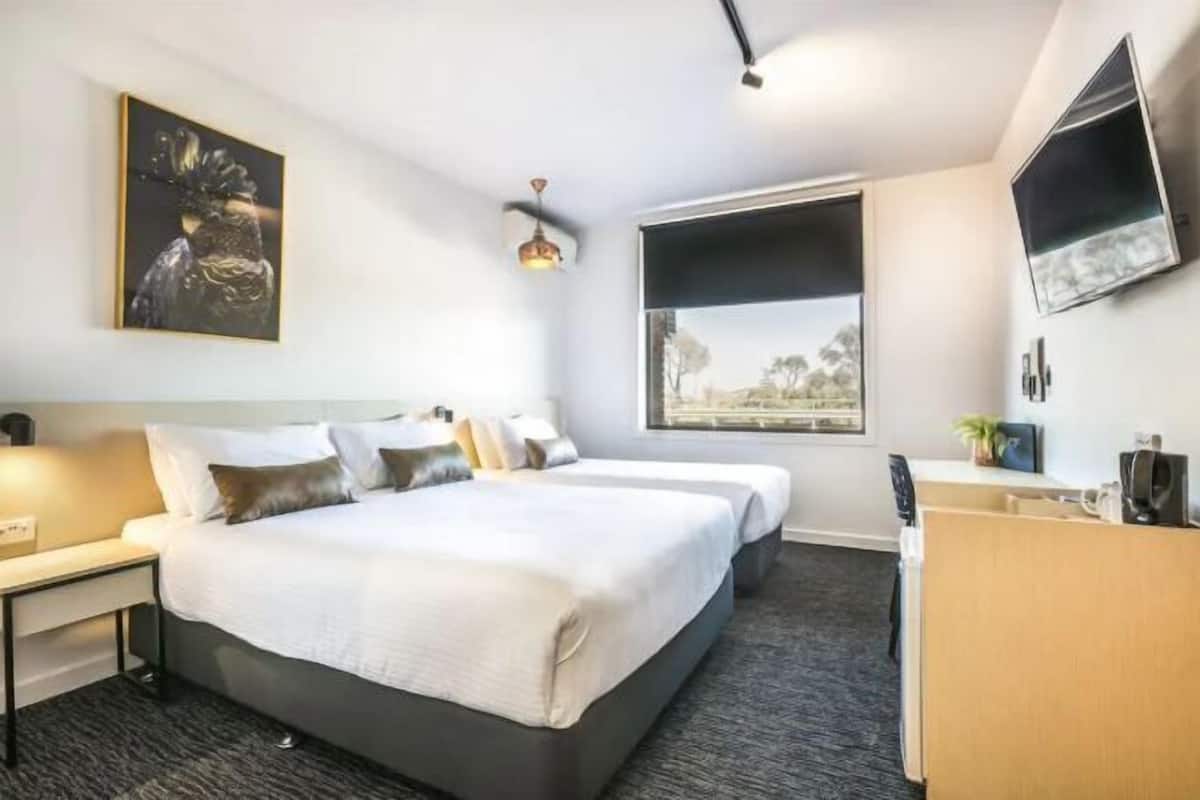 Escritorio, tabla de planchar con plancha, wifi gratis y ropa de cama