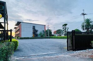 Vista frontal de la propiedad