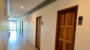 Un pasillo con puertas de madera, cada una con un número.