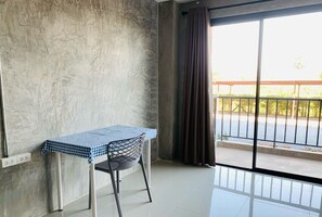 Bureau, espace de travail pour ordinateur portable