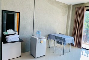 Standard-Dreibettzimmer | Schreibtisch, laptopgeeigneter Arbeitsplatz, Zustellbetten