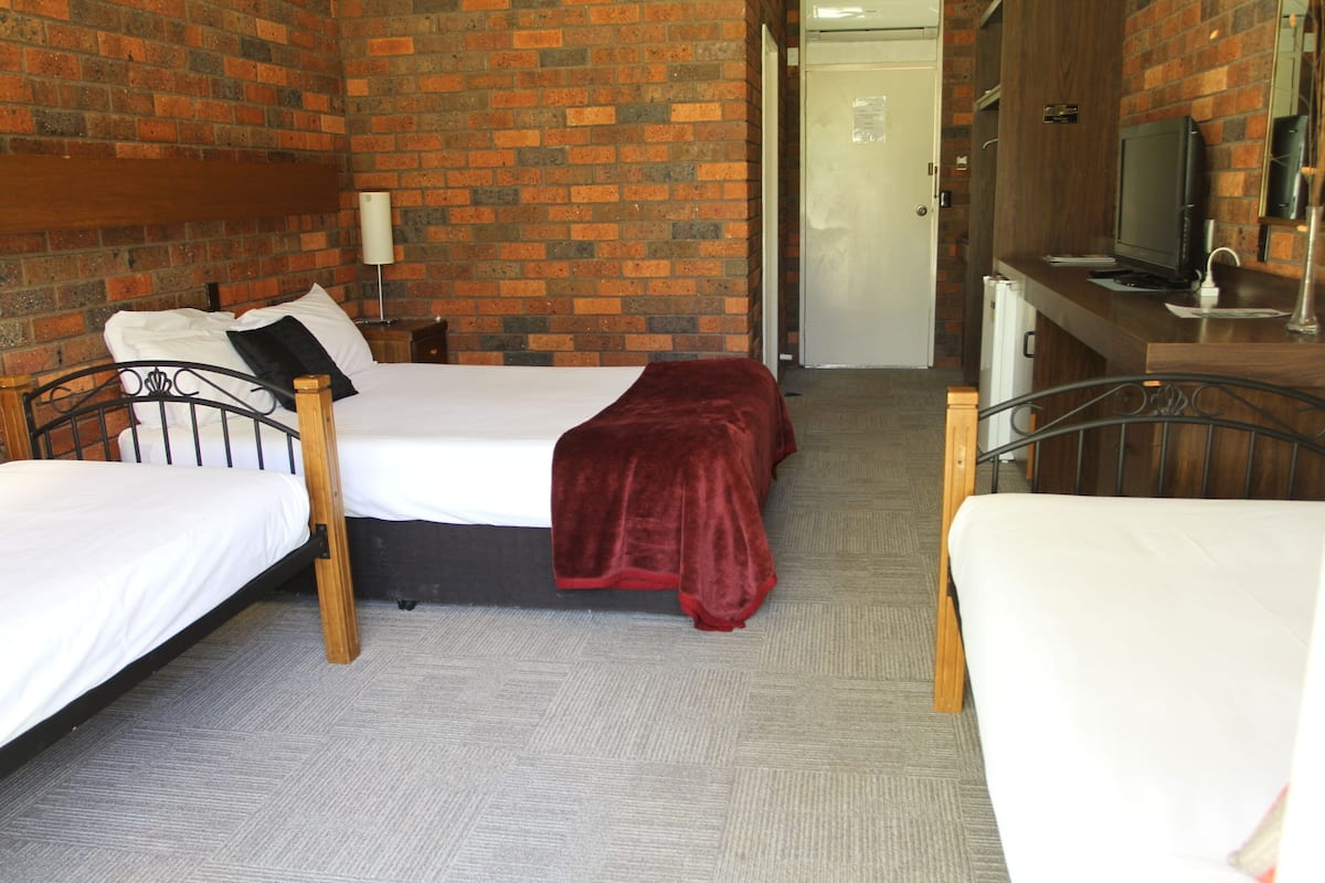 Queen and 2 Singles Room | Premium bedding, desk, bed sheets