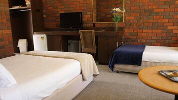 Family Room | Premium bedding, desk, bed sheets