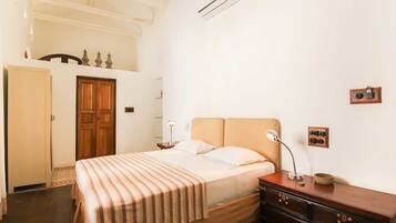 Suíte superior, 1 cama Queen, vista para a cidade | Cofres nos quartos, escrivaninha, ferros/tábuas de passar roupa