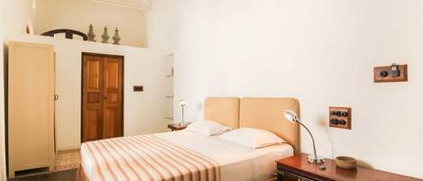 Superior suite, 1 queensize bed, uitzicht op stad | Een kluis op de kamer, een bureau, een strijkplank/strijkijzer