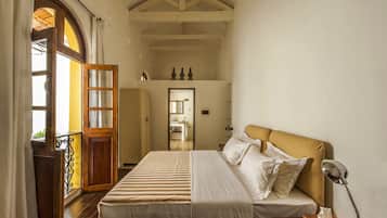 Suite superior, 1 cama Queen size, vista a la ciudad | Caja de seguridad en la habitación y escritorio