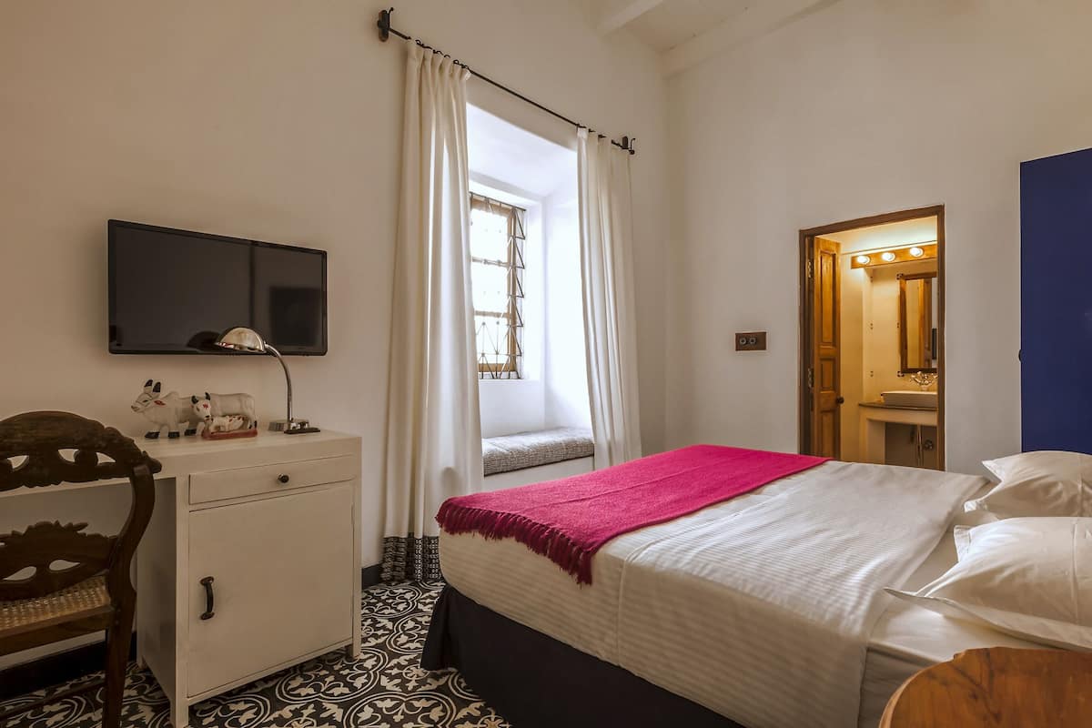 Deluxe-Doppelzimmer, 1 Queen-Bett, Stadtblick | Zimmersafe, Schreibtisch, Bügeleisen/Bügelbrett, Zustellbetten