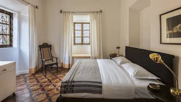 Suíte superior, 1 cama Queen, vista para a cidade | Cofres nos quartos, escrivaninha, ferros/tábuas de passar roupa