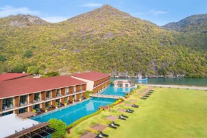 Una piscina al aire libre, sombrillas