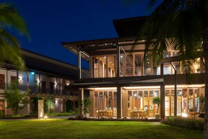 Breakfast, lunch, dinner served; Thai cuisine 