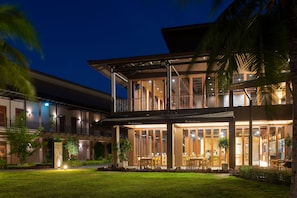 Se sirven desayunos, comidas, cenas y cocina tailandesa