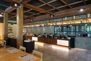 Café da manhã com buffet todos os dias mediante uma taxa