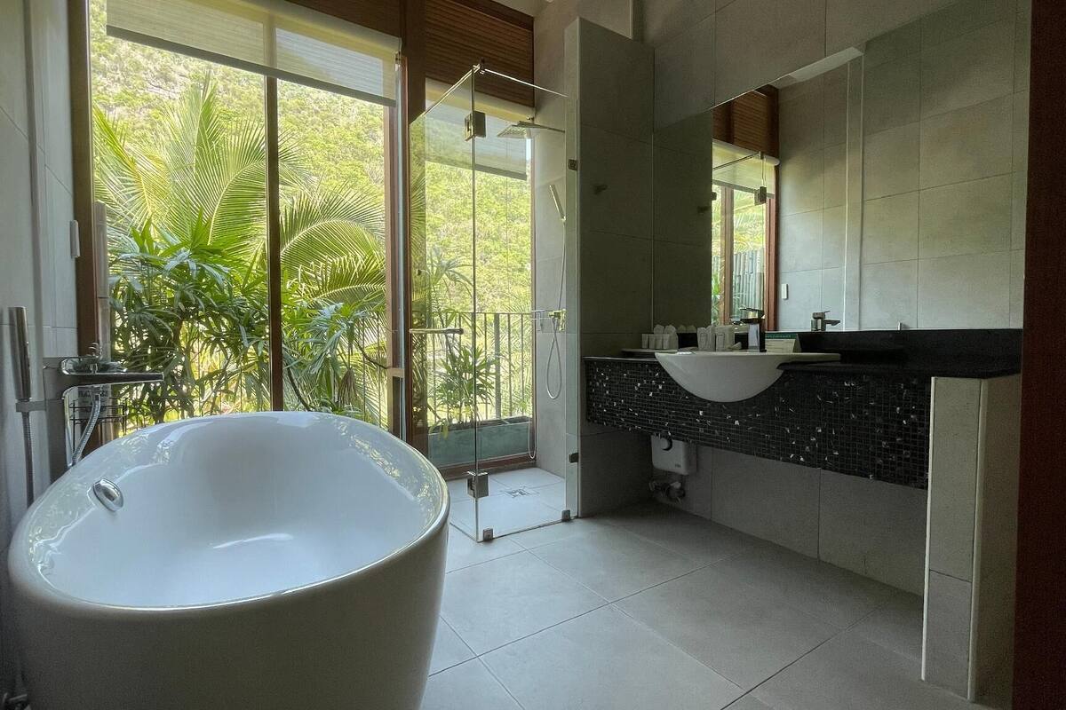 suite, 1 bedroom, bathtub | bathroom | free toiletries, hair dryer, bathrobes, slippers