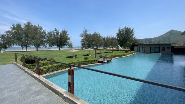 室外游泳池，提供泳池遮陽傘