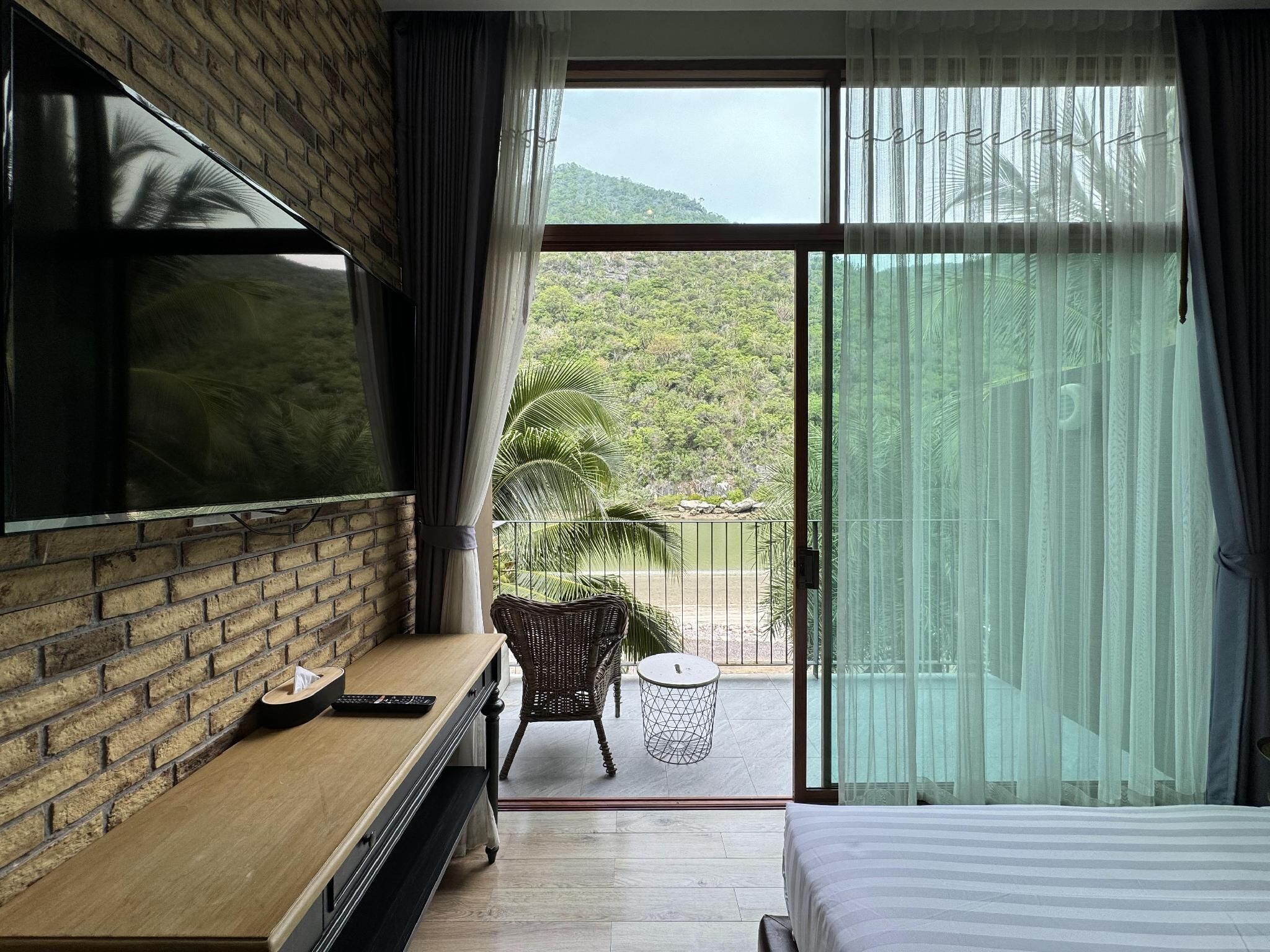 suite, 1 bedroom, bathtub | 1 bedroom, minibar, in-room safe, individually furnished