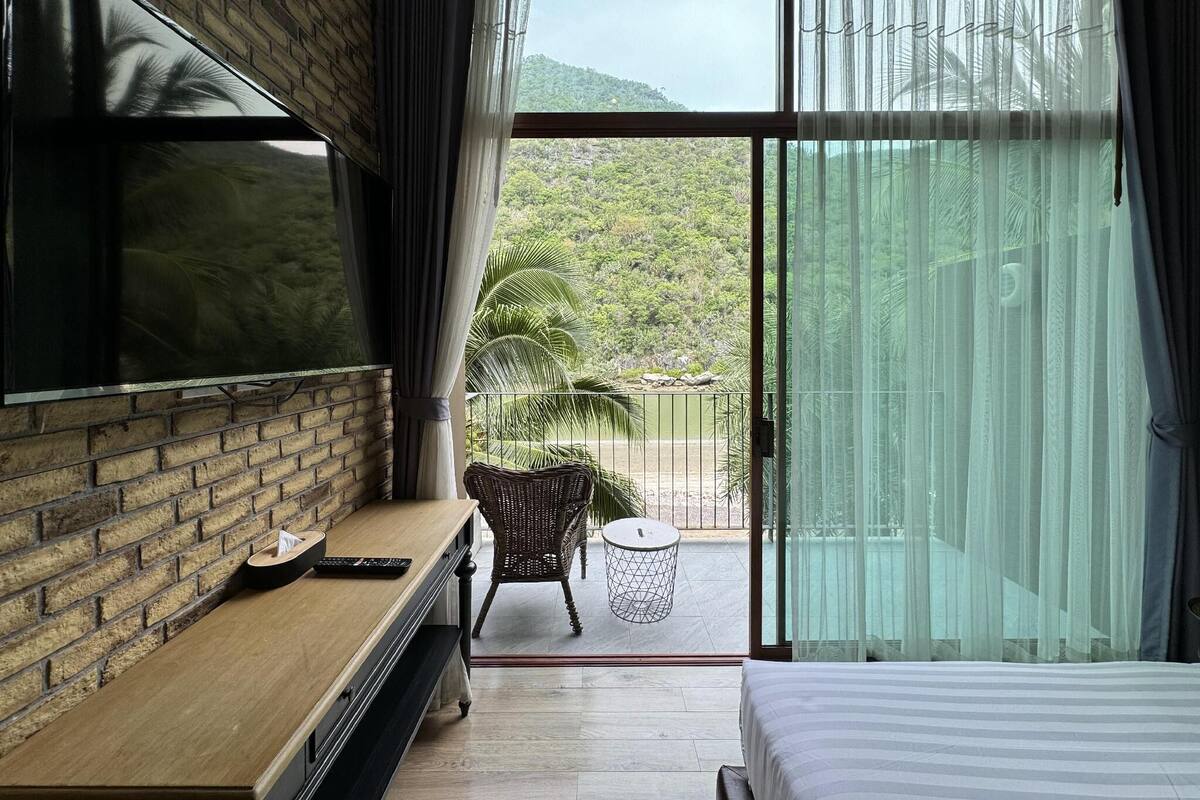 suite, 1 bedroom, bathtub | 1 bedroom, minibar, in-room safe, individually furnished