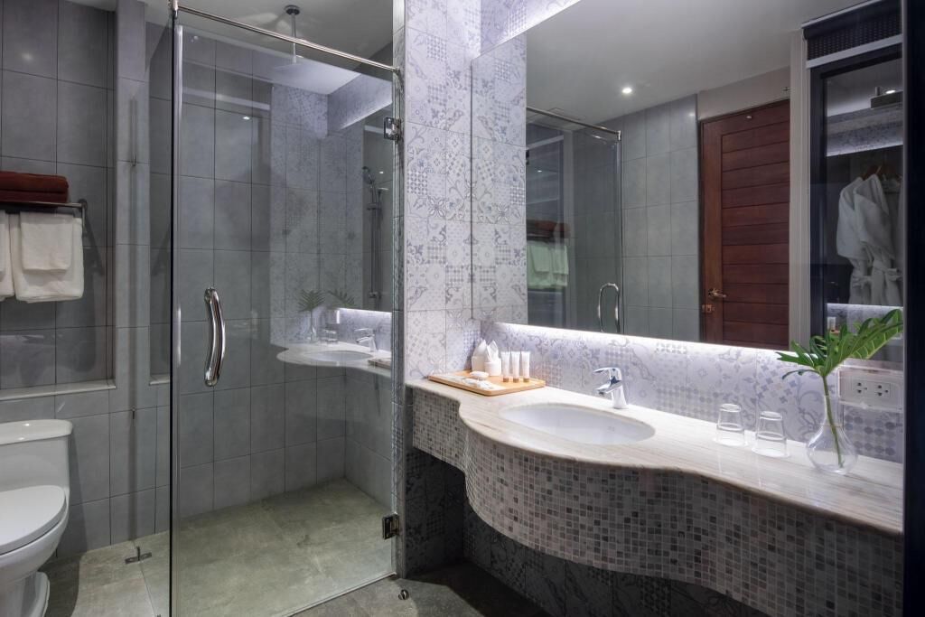 Badkamer | Gratis toiletartikelen, een haardroger, badjassen, pantoffels