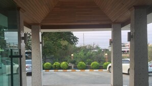 Property grounds - Grand Lopburi Hotel (Lop Buri)