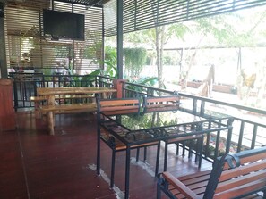 Terrace/patio - Grand Lopburi Hotel (Lop Buri)