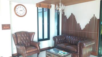 Coin salon dans le hall