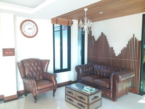 Lobby sitting area - Grand Lopburi Hotel (Lop Buri)
