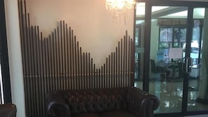 Living area - Grand Lopburi Hotel (Lop Buri)