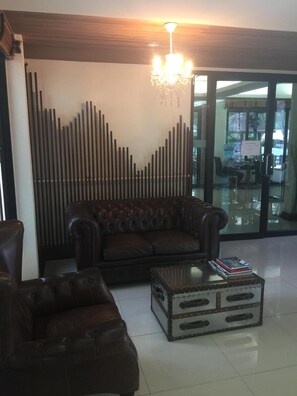 32-英寸液晶电视 (配备有线频道)、电视