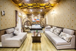 Royal Suite | Premium bedding, minibar, in-room safe, individually decorated - Royal Empire Boutique Hotel (Kathmandu)