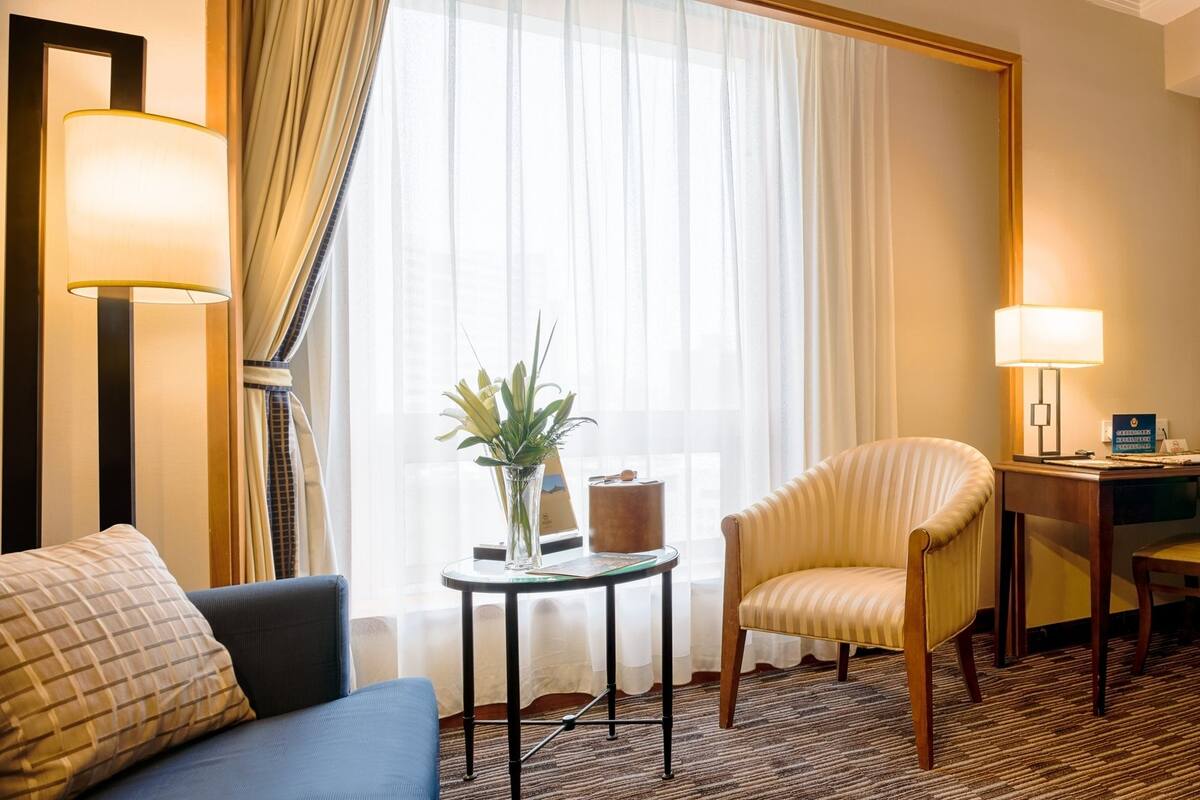 Standaard suite | Een minibar, een kluis op de kamer, een bureau, verduisterende gordijnen