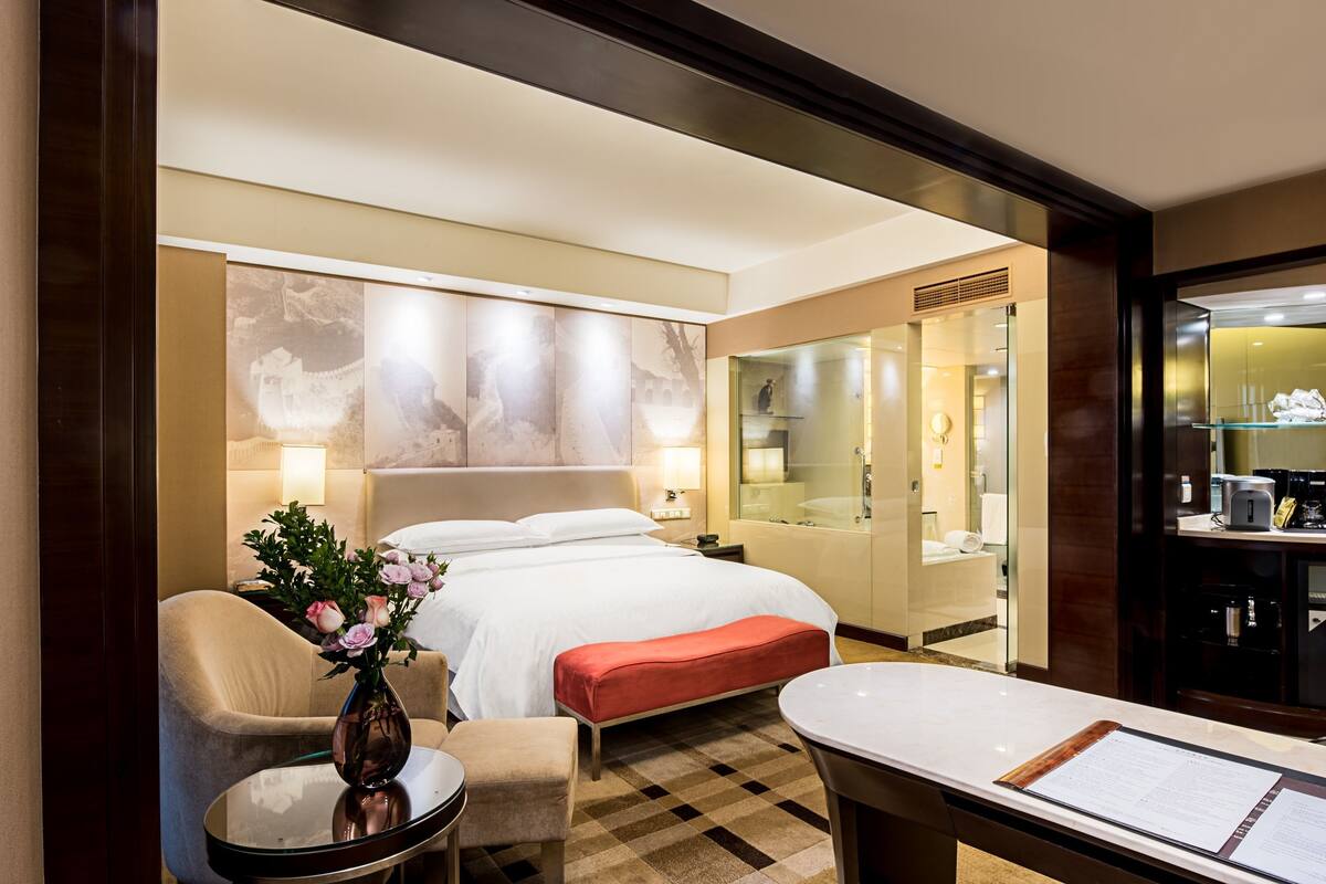 Elite kamer | Een minibar, een kluis op de kamer, een bureau, verduisterende gordijnen