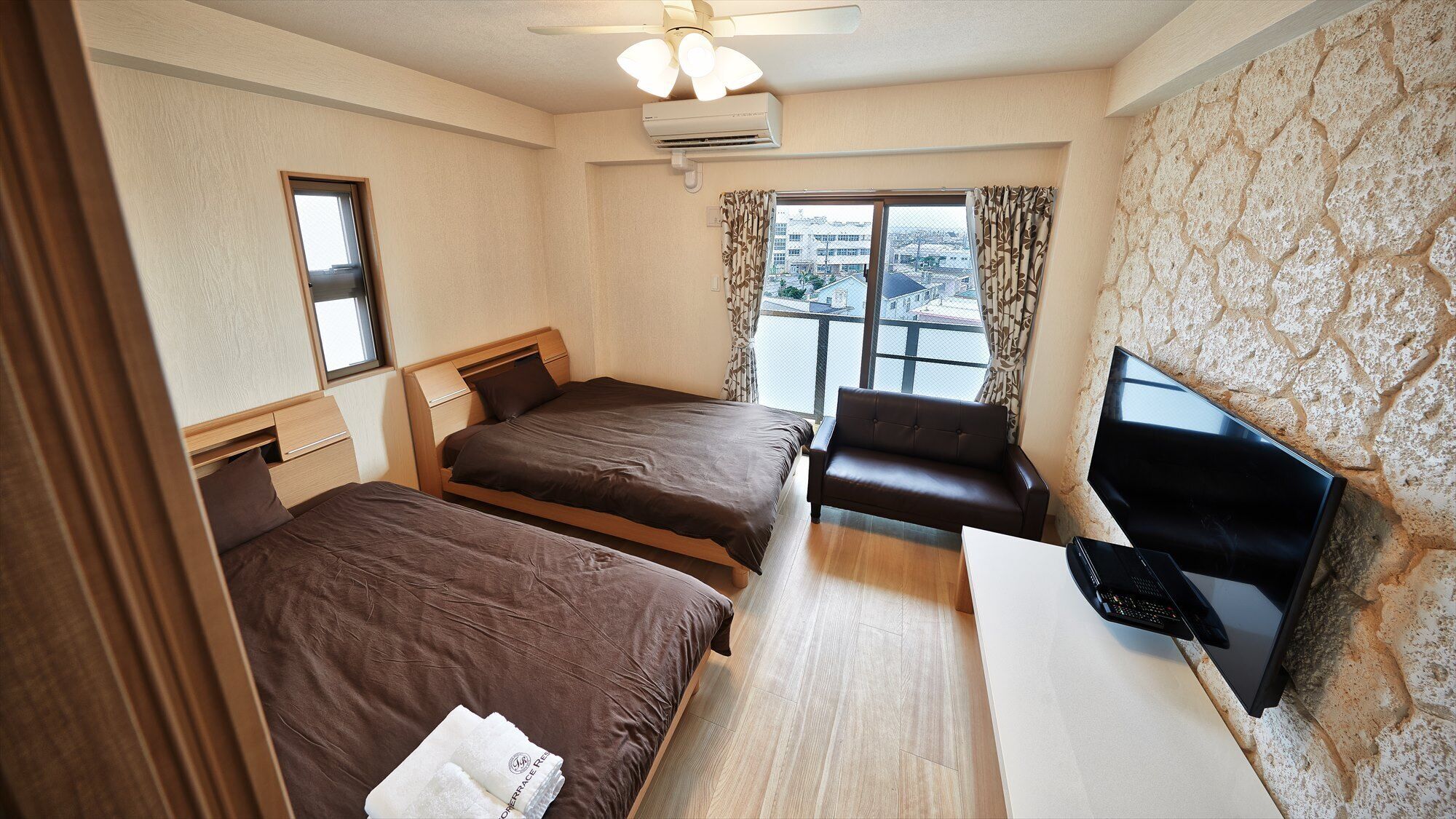 Desk, laptop workspace, iron/ironing board, free WiFi