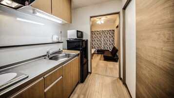 Deluxe Twin Room, Non Smoking, Kitchen | Private kitchen | Fridge, microwave, stovetop, electric kettle