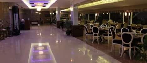 2 间餐厅,供应早餐、午餐和晚餐,土耳其菜