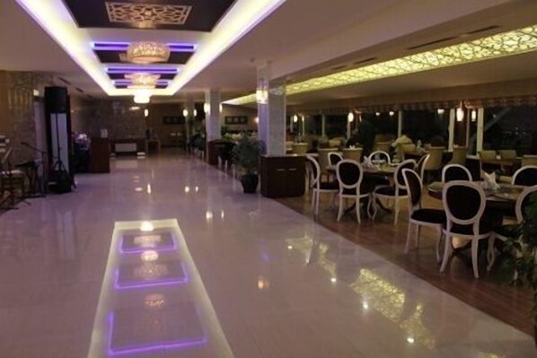2 restaurants, breakfast, lunch, dinner served; Turkish cuisine - Sivas Buyuk Hotel (Sivas)