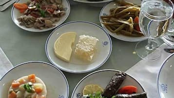 2 restaurantes, se sirven desayunos, comidas, cenas y cocina turca