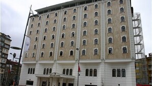 A multi-story hotel with a symmetrical facade, a central entrance with columns, and a flagpole. - Sivas Buyuk Hotel (Sivas)