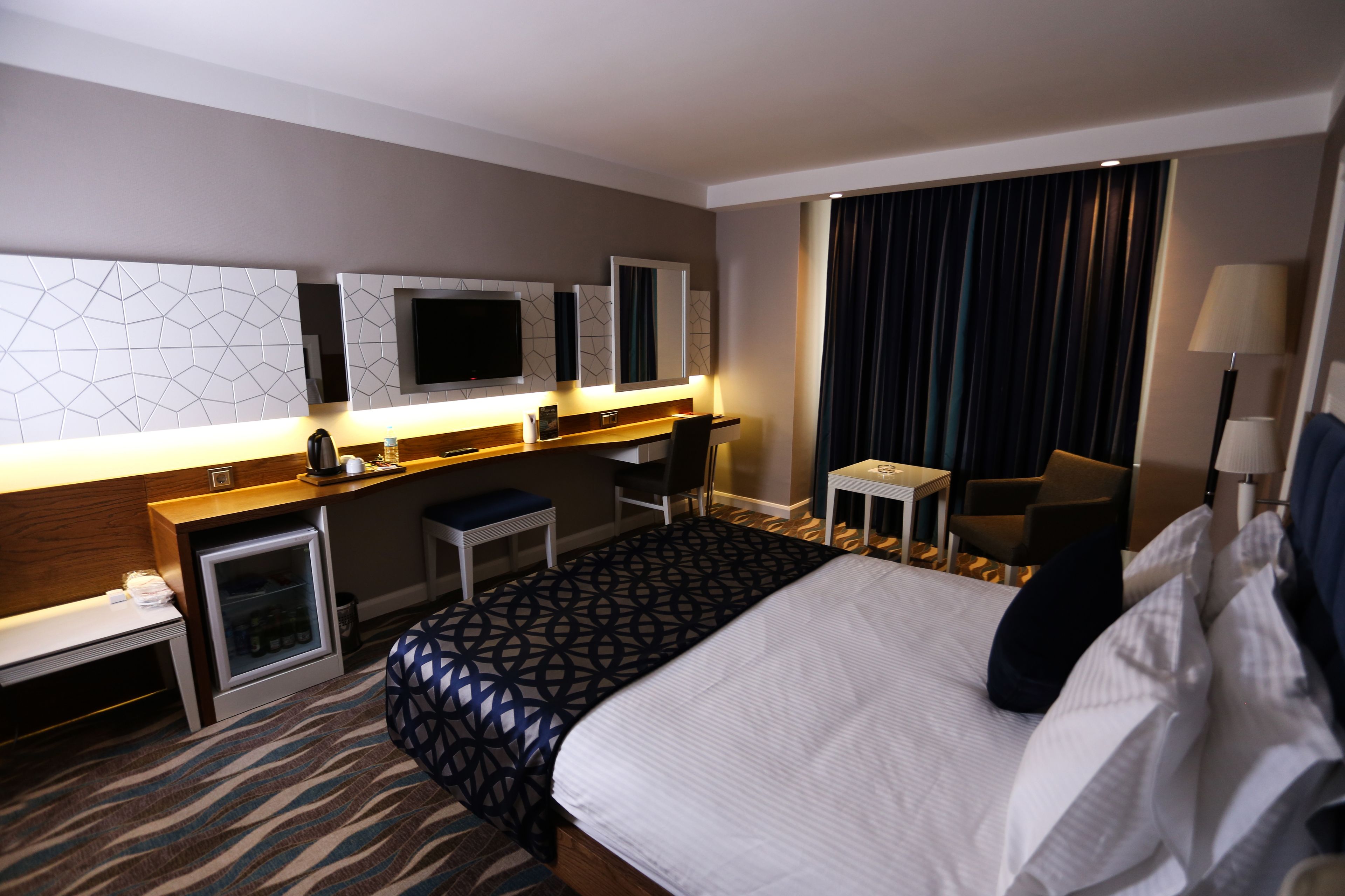 standard double or twin room, 1 double bed, city view | 1 bedroom, minibar, in-room safe, desk