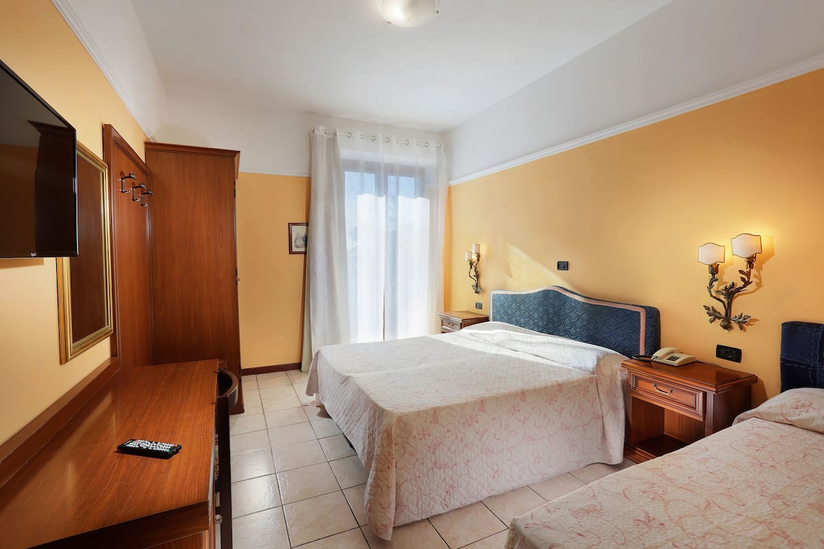 Comfort Triple Room | Desk, free WiFi, bed sheets