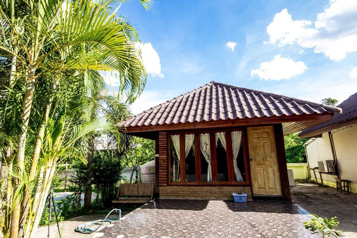 Un petit bâtiment d’un seul étage, avec un toit recouvert de tuiles et une porte en bois.